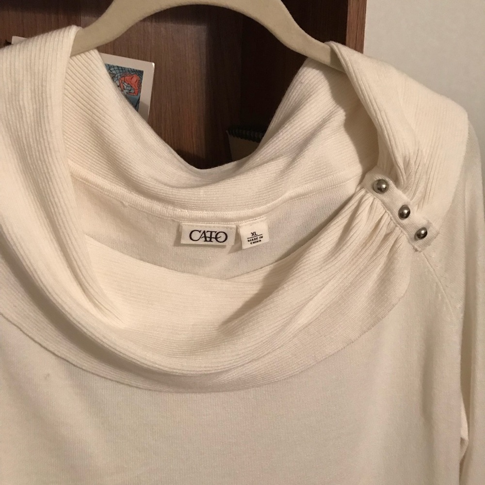 Off white lightweight sweater pullover!  Dressy!